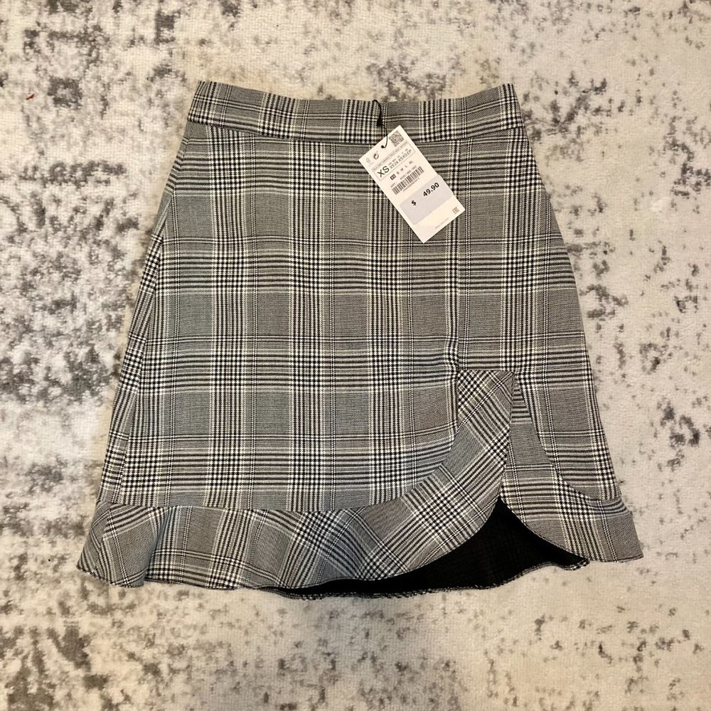 Zara ruffle Plaid Skirt Black/White NWT *not petite on tag Reg XS, BUT RUNS TINY